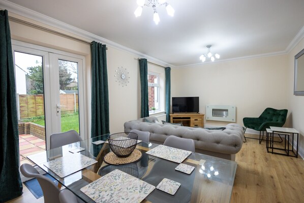 Living Room / Lounge