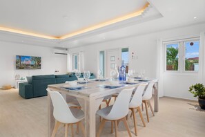 Dining table for any occasion