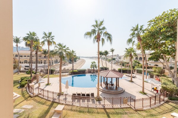 Beach Access Villa W/ Backyard In Prime Location In Canal Cove, Palm Jumeirah - Dubai