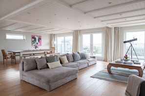 Living Room / Lounge