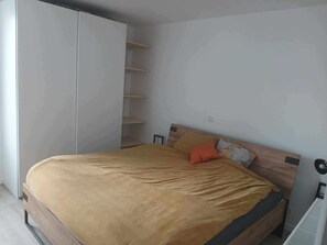 Slaapkamer 1 met een groot 1persoonsbed
