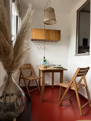 Salon traversant sur cuisine ouverte