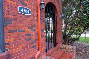 4704 Chenevert