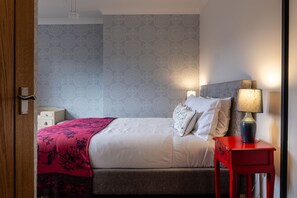 School Cottage Master Bedroom - StayCotswold