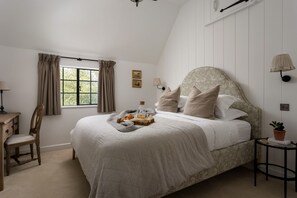 Garth Cottage Master Bedroom - StayCotswold