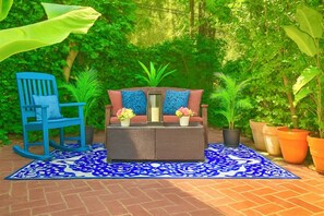 CHIC PRIVATE HOLLYWOOD HILLS GUEST SUITE+VIEWS+OUTDOOR PATIO+FREE STREET PARKING