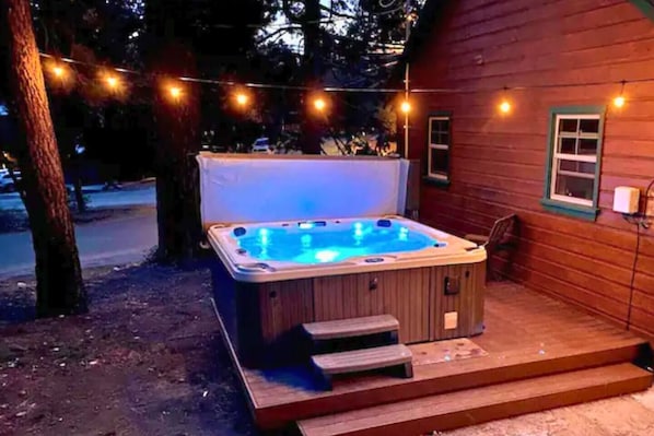Private Hot Tub Perfect for Couples or Family, Under the Lights.