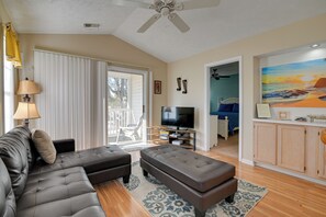 Living Room | Queen Sleeper Sofa | Smart TV | Free WiFi | Board Games