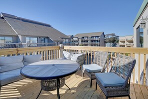 Furnished Deck | Outdoor Dining