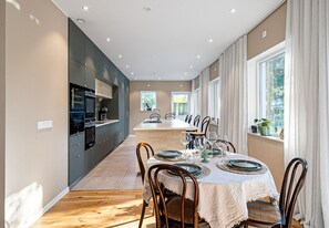 Ett mindre middagsbord och en lång bardisk med plats för fler