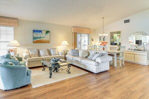 Living Room | Free WiFi | Central A/C & Heat | Dining Table