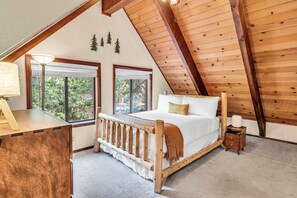 Bedroom 3: Upper floor, Queen bed