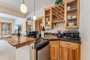 Kitchenette: 2-in-1 Keurig and drip coffee maker, mini fridge, microwave, Crockpot, tableware, hot plate