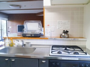 ・[Kitchen] A three-burner stove, kettle, detergent, sponges, etc. are provided.