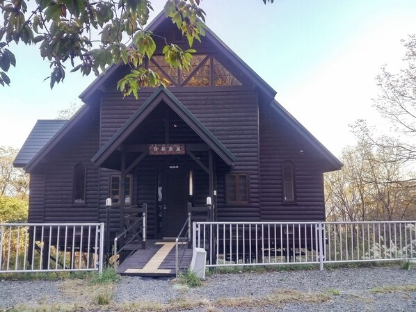 ・[Exterior] There is a slope at the entrance and a fence on the side, so it is safe for families with children and pets.