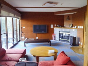 ・[Living room] A spacious, sunny space. Please sit back and relax on the sofa.