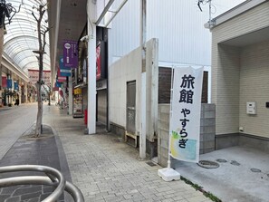 ・[Exterior] Located in the Takamatsu Central Shopping Arcade, the longest in Japan. You can move around without getting wet even on rainy days.
