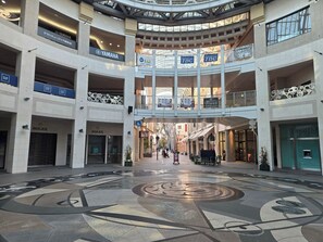 ・Takamatsu Central Shopping District: Approximately 1,000 retail stores and restaurants line the street