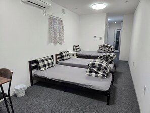 ・Bedroom: 3 single beds. Up to 3 people can stay.