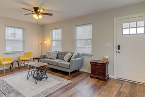 Living Room | Free WiFi | Ceiling Fans