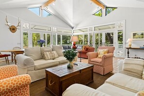Welcome to Casa Pavone – your serene retreat in the heart of Healdsburg
