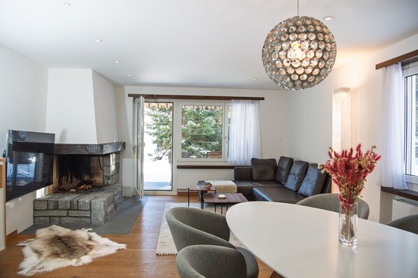 Living area with access to the terrace with private jacuzzi 