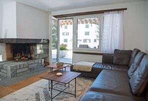 Living area with access to the terrace with private jacuzzi 