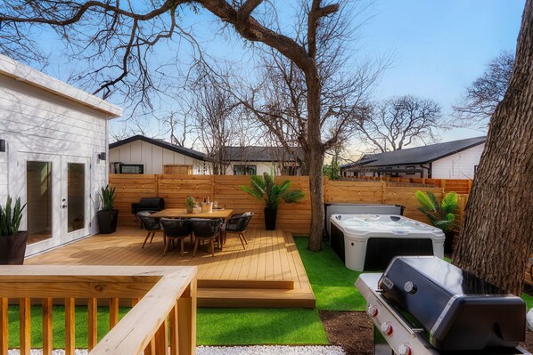 Sizzle, relax, repeat—your perfect backyard escape! 
