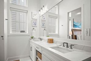 1st King Bathroom, 1st Floor