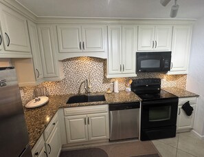 Full kitchen with washer/dryer