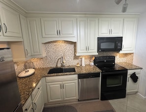 Full kitchen with washer/dryer