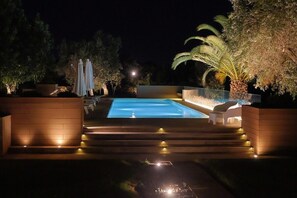 Giardino Villa Kenja_Vista sulla Piscina _ Illuminazione serale