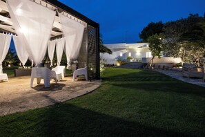 Giardino Villa Kenja_Vista sul Gazebo 2 _ Vista su Esterno Villa