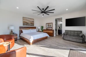 Guest Casita /4th bedroom offers privacy, and extra space facing the beautiful pool and patio