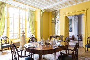 Dial in a private chef for a grand dinner party

