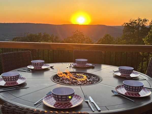 Imagine having dinner/drinks with this as your backdrop!