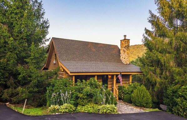 Quaint cabin in private serene setting. Nestled in nature but convenient to all