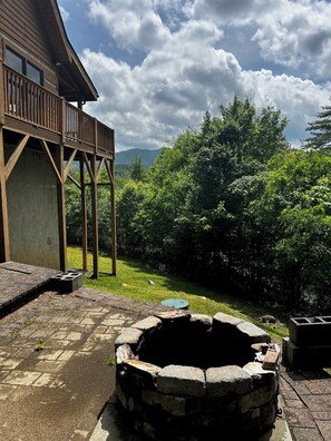 Outdoor fire pit