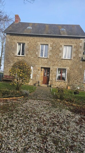 La Loge Guest House Sleeps 8 4 x Double Bedrooms 2 with Ensuite 1 x Bath/ Shower