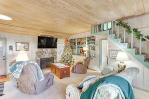 Living Room | Smart TV | Board Games & Books | 1st Floor
