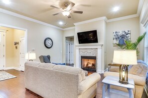 Living Room | Free WiFi | Central A/C & Heat | Smart TV