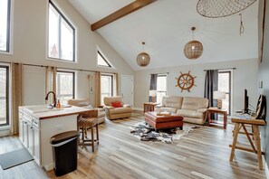 Living Room | Central Heating & A/C | Free WiFi | Flat-Screen TV