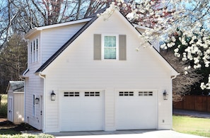 Detached garage apartment with private entrance 