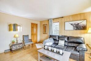 Living Room | Free WiFi | Smart TV | Central A/C