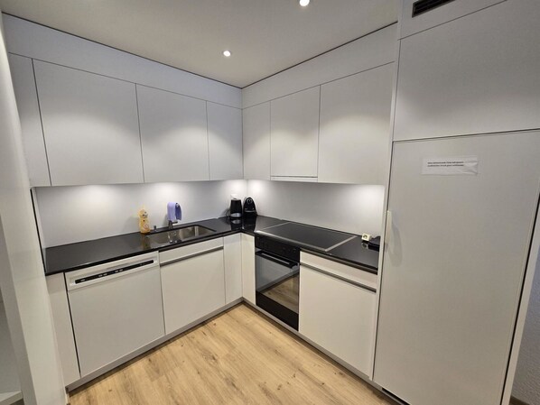 Küchengerät, Küche, Major Appliance, Flooring, Countertop, Cabinetry, Herd, Fussboden, Interior Design, Haushaltsgerät