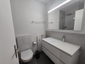 Bad Sink, Armatur, Flooring, Sinken, Fussboden, Badezimmer, Badezimmerschrank, Zapfhahn, Interior Design, Spiegel