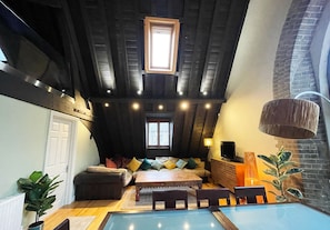 Living Room / Lounge