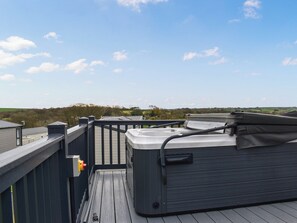 Hot tub | Meadow Lakes, St Austell