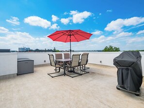 Grill and dine on the roof terrace.