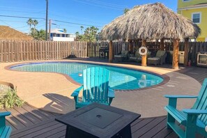 Make a splash in your private pool, surrounded by lush greenery and coastal vibes. 🌴🌊